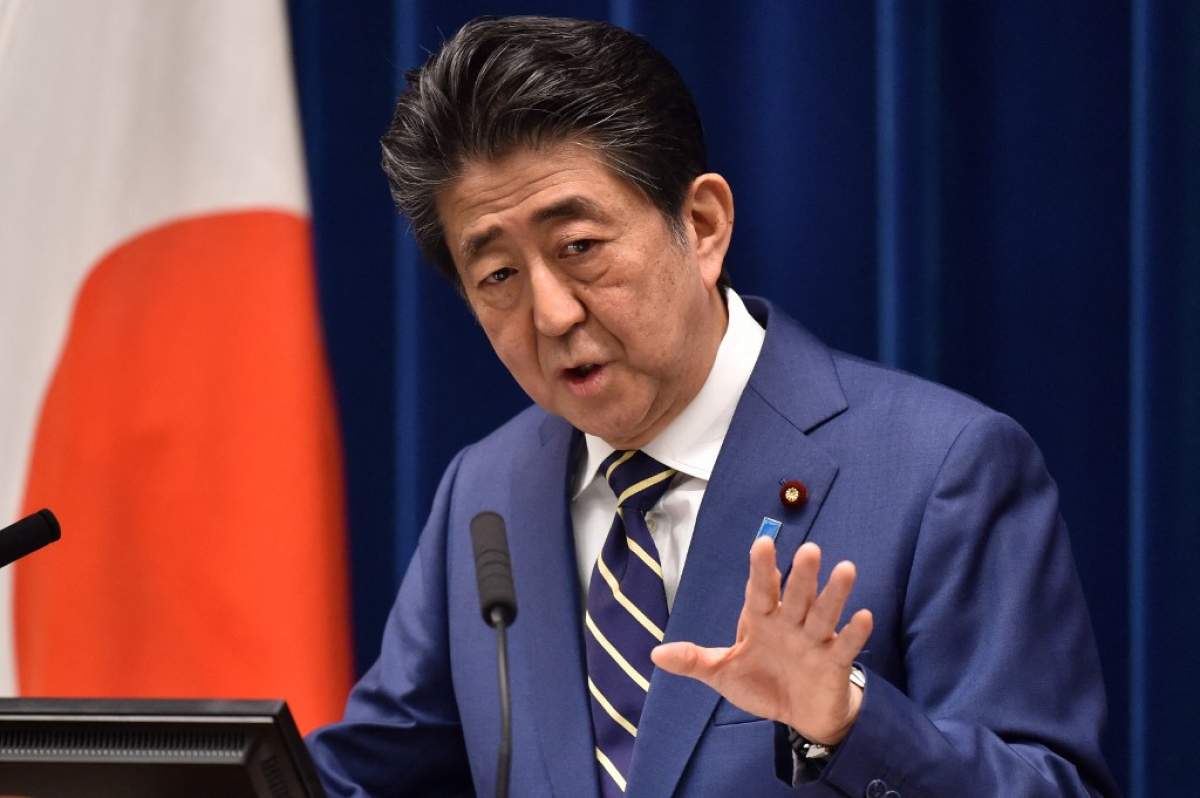 Shinzo Abe în timp ce ținea un discurs la microfon Shinzo Abe în timp ce ținea un discurs