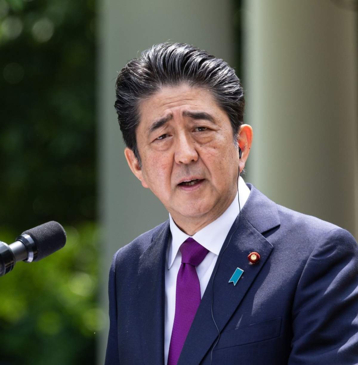 Fostul premier al Japoniei, Shinzo Abe, susținea un discurs îmbărcat într-un costum albastru Fostul premier al Japoniei, Shinzo Abe, în timp ce susținea un discurs
