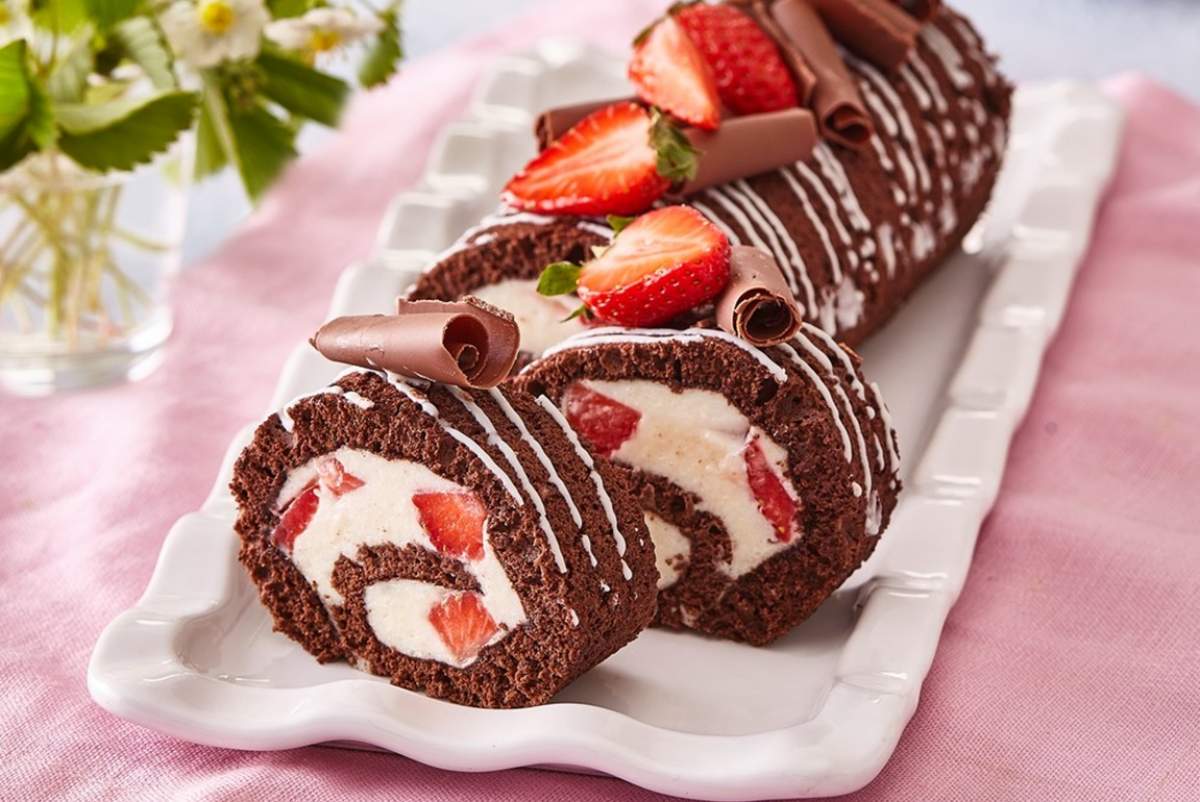 Rețetă de ruladă de ciocolată și căpșuni. Un desert perfect pentru întreaga familie