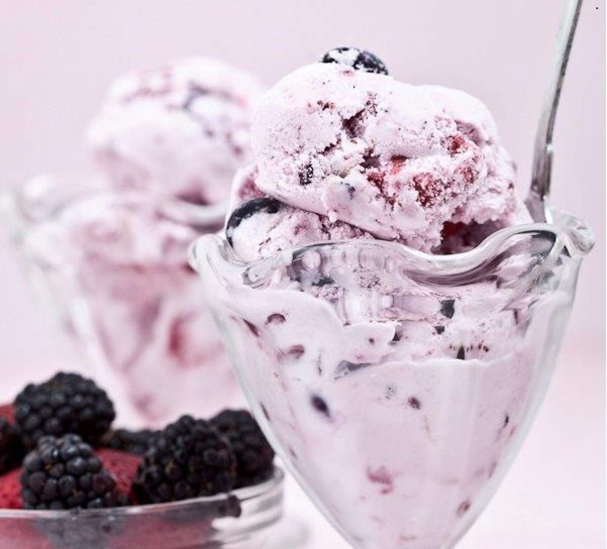 Înghețată de iaurt cu fructe de pădure. Rețeta care te va răcori în sezonul cald