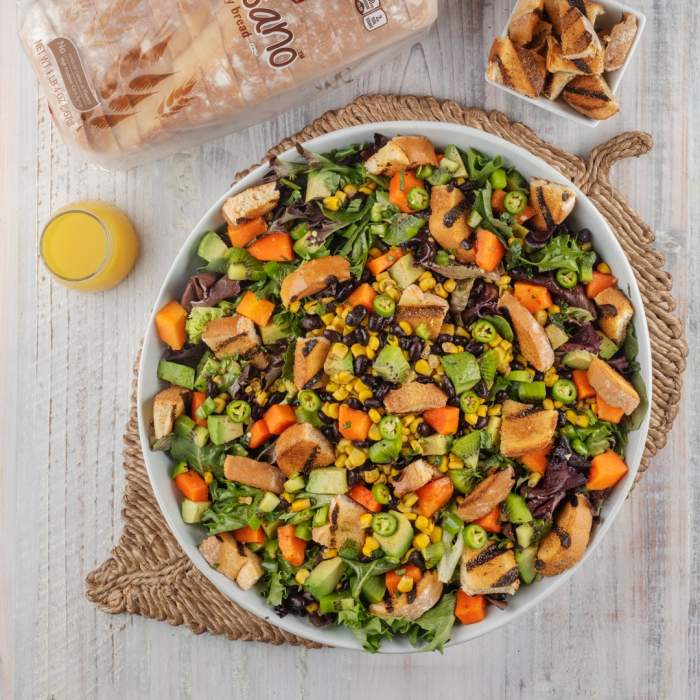 Salată panzanella. Rețeta vegetariană pe care trebuie să o încerci vara aceasta