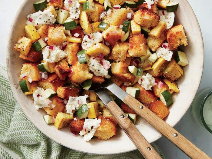 Salată panzanella. Rețeta vegetariană pe care trebuie să o încerci vara aceasta