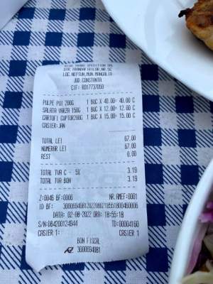 Cât costă o pulpă de pui cu salată de varză și cartofi în Neptun. Revoltat, turistul a publicat bonul pe Facebook