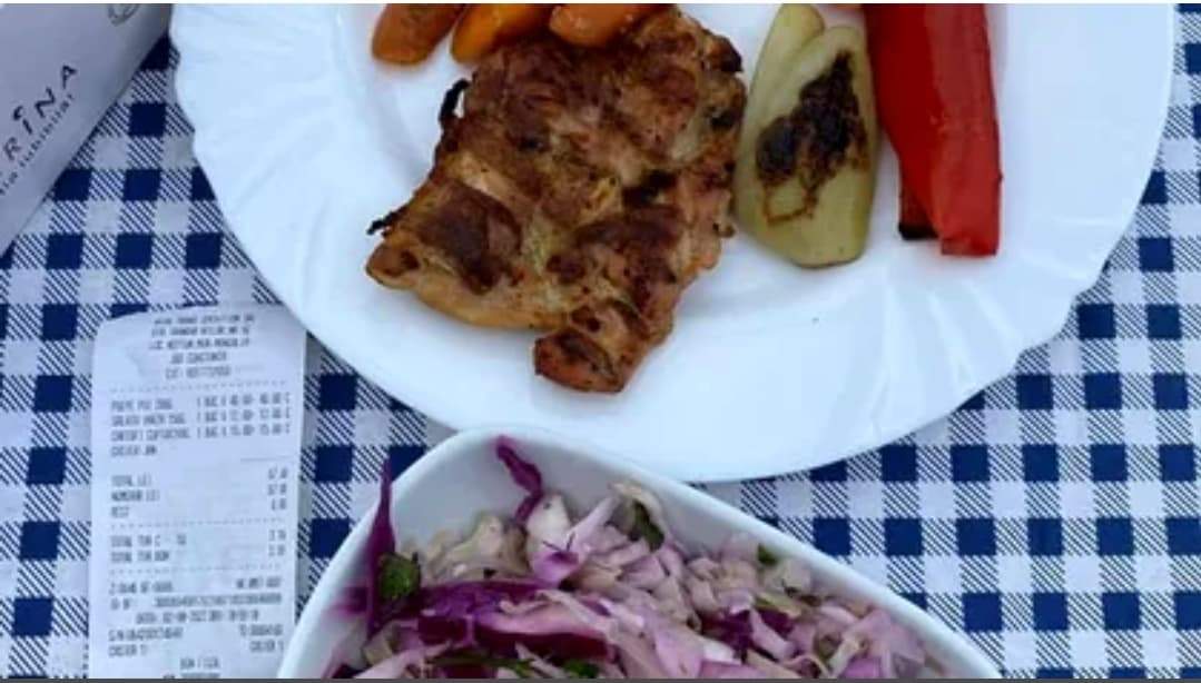 Cât costă o pulpă de pui cu salată de varză și cartofi în Neptun. Revoltat, turistul a publicat bonul pe Facebook