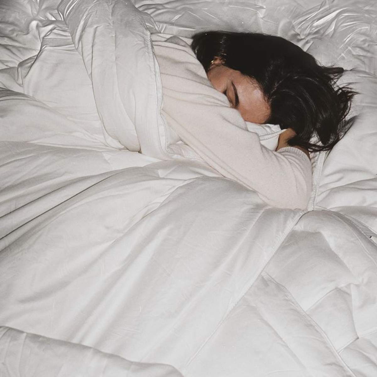 De ce e bine să dormi pe partea stângă a corpului. Ce se întâmplă în organismul tău când faci asta