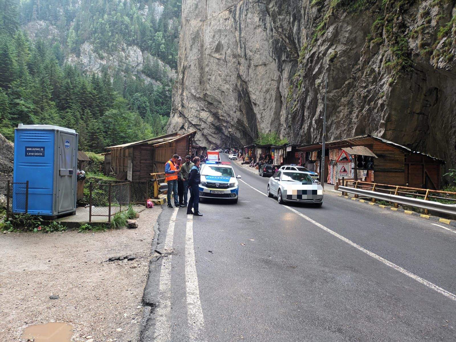 Incident șocant la Cheile Bicazului. Un turist a fost lovit de o piatră care s-a desprins dintr-o stâncă. În ce stare este / FOTO