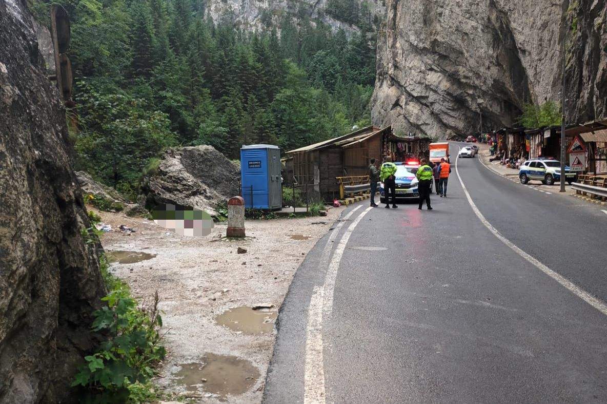 Incident șocant la Cheile Bicazului. Un turist a fost lovit de o piatră care s-a desprins dintr-o stâncă. În ce stare este / FOTO