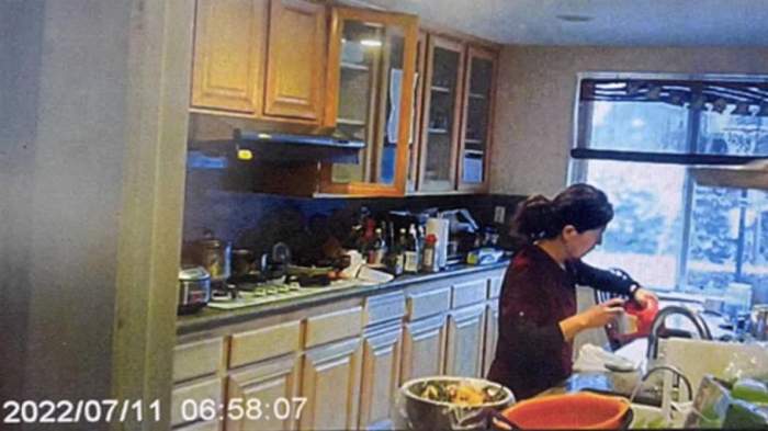 Un doctor a rămas șocat când a văzut ce îi punea soția lui în mâncare. Bărbatul a montat camere în bucătărie și a văzut totul / FOTO