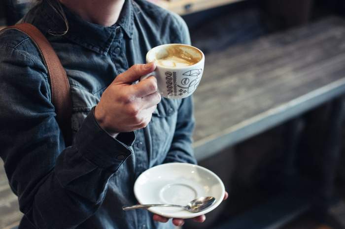 Ce se întâmplă dacă bei cafea când e caniculă. Medic: „Poate produce accident vascular cerebral sau infarct miocardic acut”