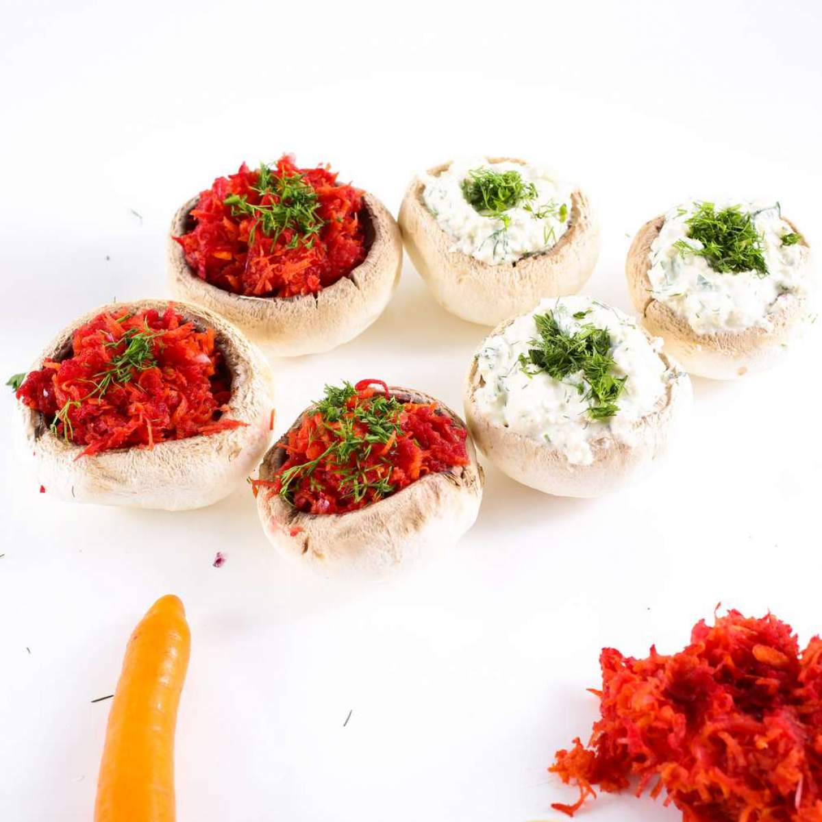 Ciuperci umplute cu brânză de caju și sfeclă roșie. O rețetă perfectă pentru mesele festive