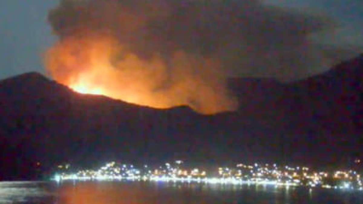 Incendiu puternic pe insula Thassos! Fenomenele neobișnuite lovesc din nou Grecia: "Focul se stinge un pic, apoi se reaprinde"