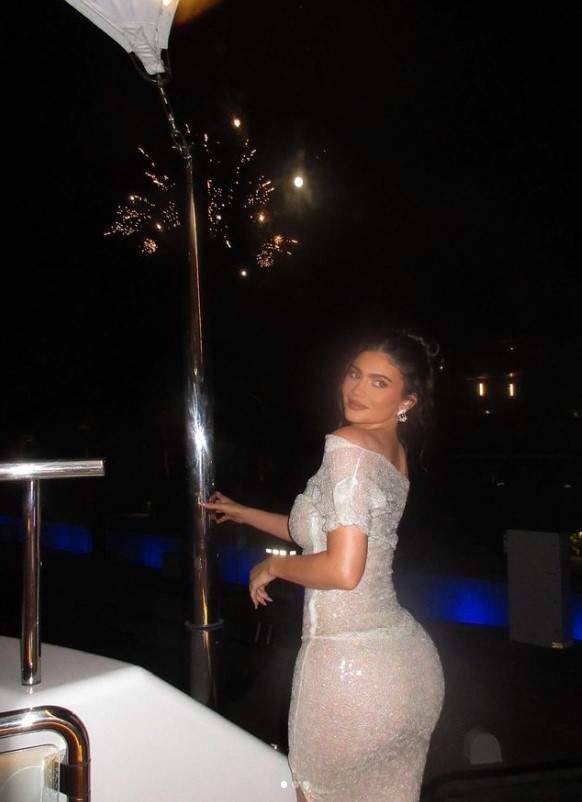 Kylie Jenner și-a sărbătorit ziua de naștere cu focuri de artificii. Mogulul din industria cosmetică a împlinit 25 de ani / FOTO