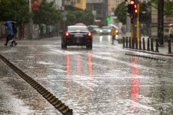 imagine din trafic în timp ce plouă