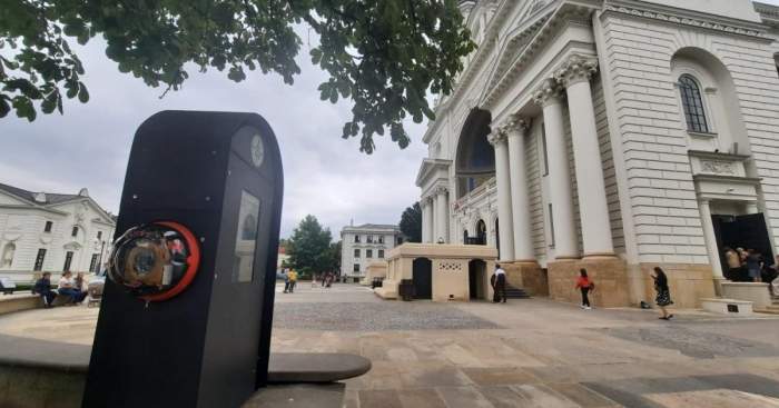 Zeci de preoți din Iași au fost învățați să folosească un defibrilator. Aparatul a fost amplasat în curtea Catedralei Mitropolitane