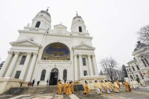 Zeci de preoți din Iași au fost învățați să folosească un defibrilator. Aparatul a fost amplasat în curtea Catedralei Mitropolitane