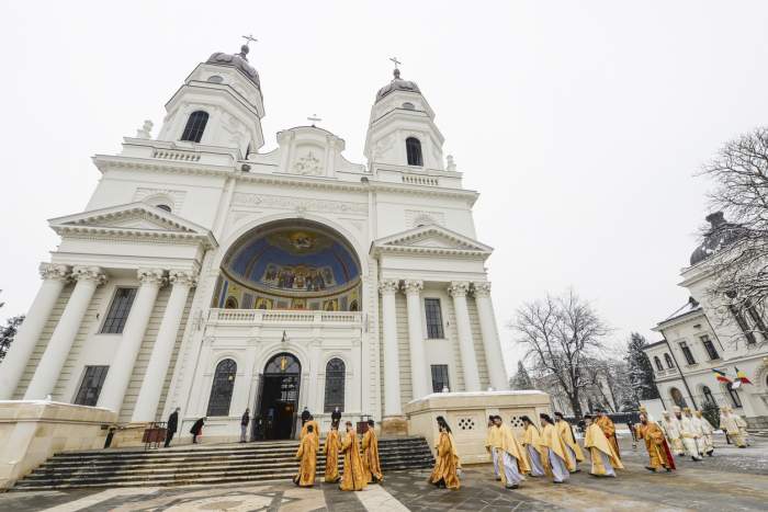 Zeci de preoți din Iași au fost învățați să folosească un defibrilator. Aparatul a fost amplasat în curtea Catedralei Mitropolitane