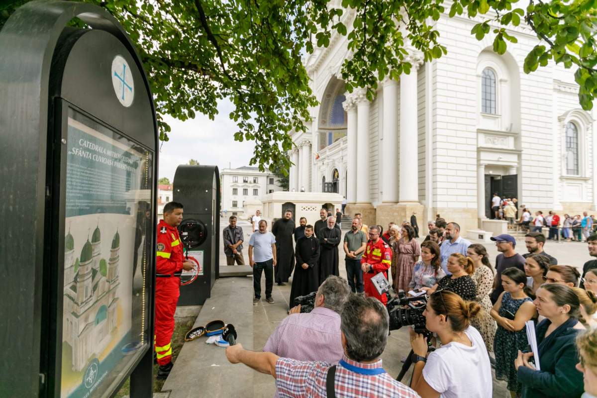 Zeci de preoți din Iași au fost învățați să folosească un defibrilator. Aparatul a fost amplasat în curtea Catedralei Mitropolitane