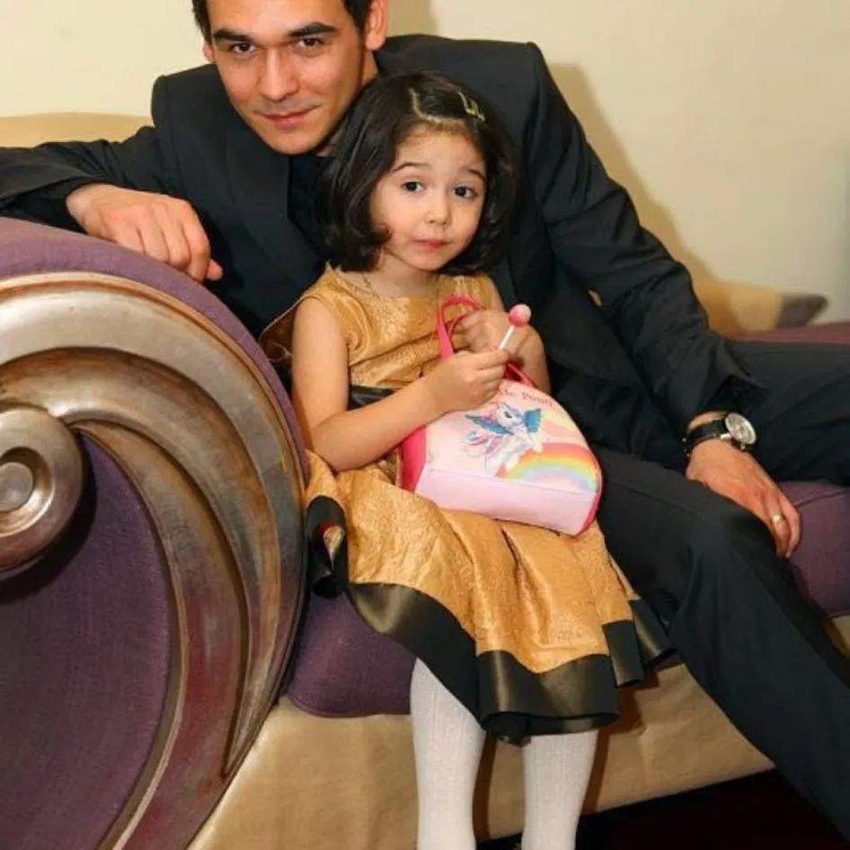 Fiica lui Răzvan Simion a ajuns la vârsta majoratului. Prezentatorul a serbat-o pe Ianca, alături de iubita lui, Daliana