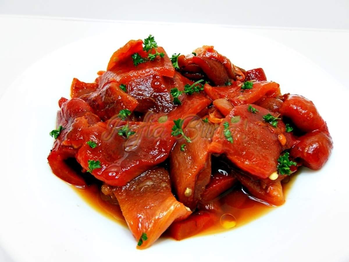 Rețetă de ardei copți după secretele gospodinelor. Ce ingredient trebuie să adaugi pentru a avea un gust special