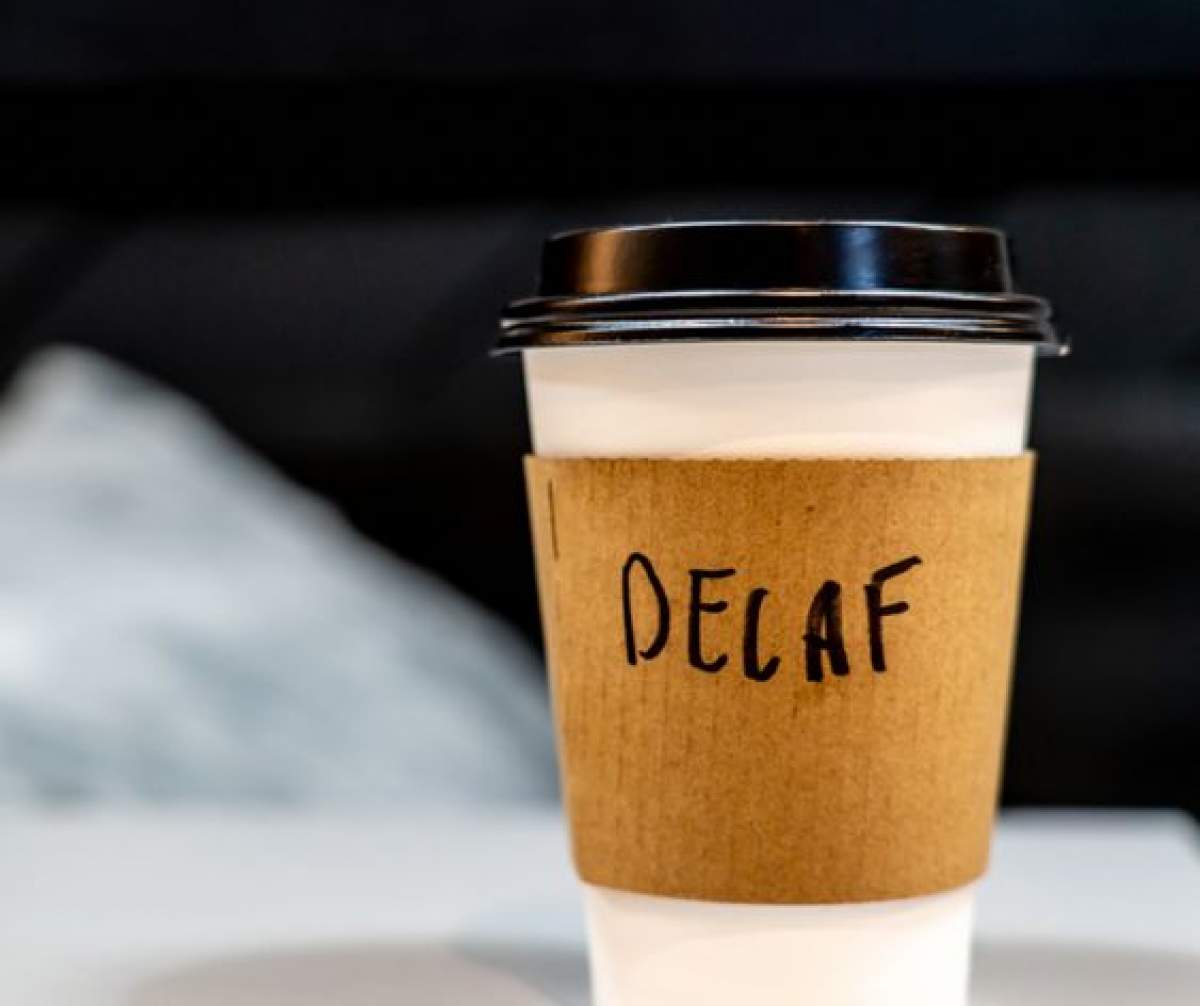 Cafeaua decafeinizată conține cofeină?