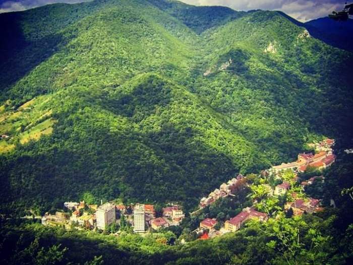 Stațiunea din România cu cel mai încărcat punct energetic din lume. Ce se întâmplă cu turiștii care ajung aici