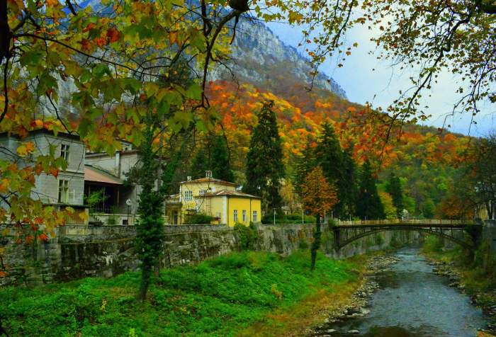 Stațiunea din România cu cel mai încărcat punct energetic din lume. Ce se întâmplă cu turiștii care ajung aici