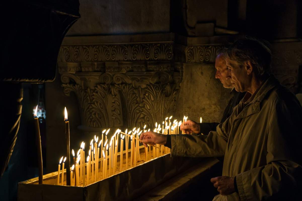 Lumânări întoarse pentru dușmani. Ce semnificație au și cum se folosesc