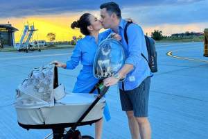 Fiica lui Flick și a Denisei Filcea, primul zbor la nici două luni de la naștere. Ce destinație au ales: ”Sunt mândru de familia mea”  / FOTO