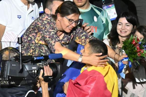 Cine este mama lui David Popovici și cu ce se ocupă. Ea plânge în tribună de fiecare dată când fiul ei câștigă / FOTO