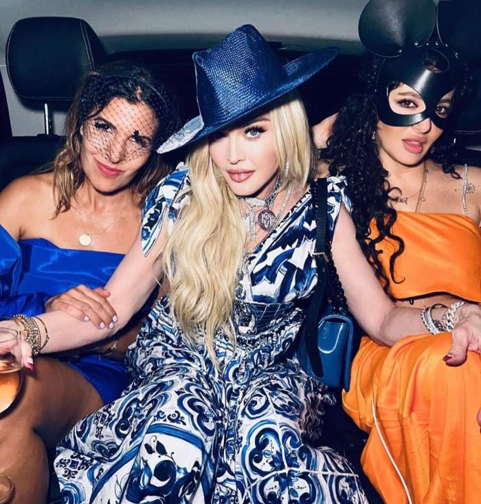 Imagini controversate cu Madonna de la petrecerea de 64 de ani. S-a sărutat cu două femei și a făcut totul public / FOTO