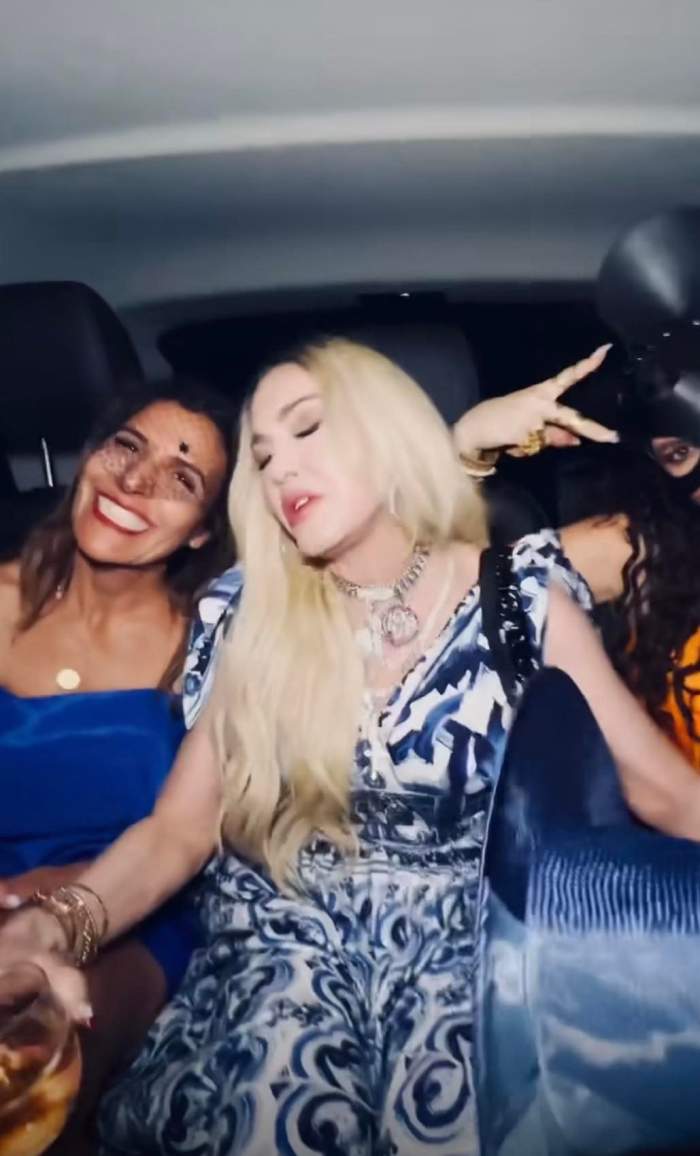 Imagini controversate cu Madonna de la petrecerea de 64 de ani. S-a sărutat cu două femei și a făcut totul public / FOTO