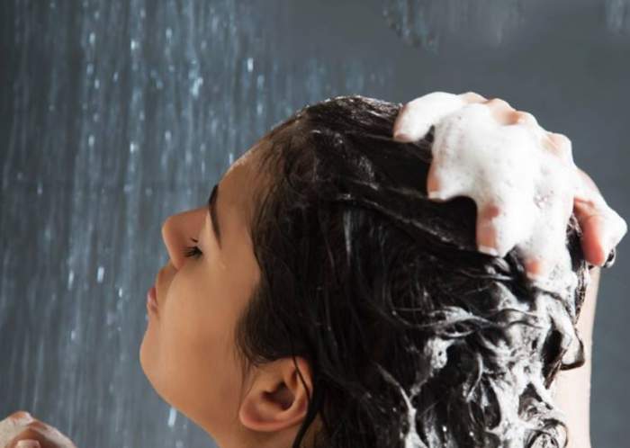 Ce se întâmplă dacă pui zahăr în șampon înainte de a-ți spăla părul. Trucul dezvăluit de dermatologii celebri