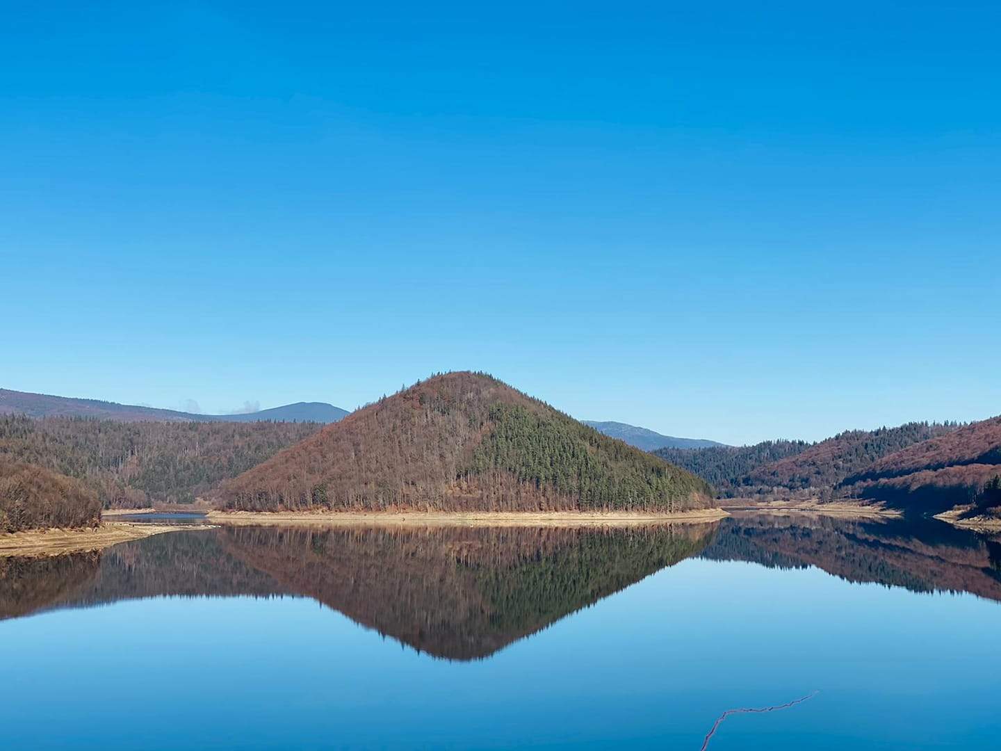 Locul din România despre care se spune că este „marea sălbatică” din Munții Carpați. Povestea zonei ferite de agitația de pe litoral / FOTO