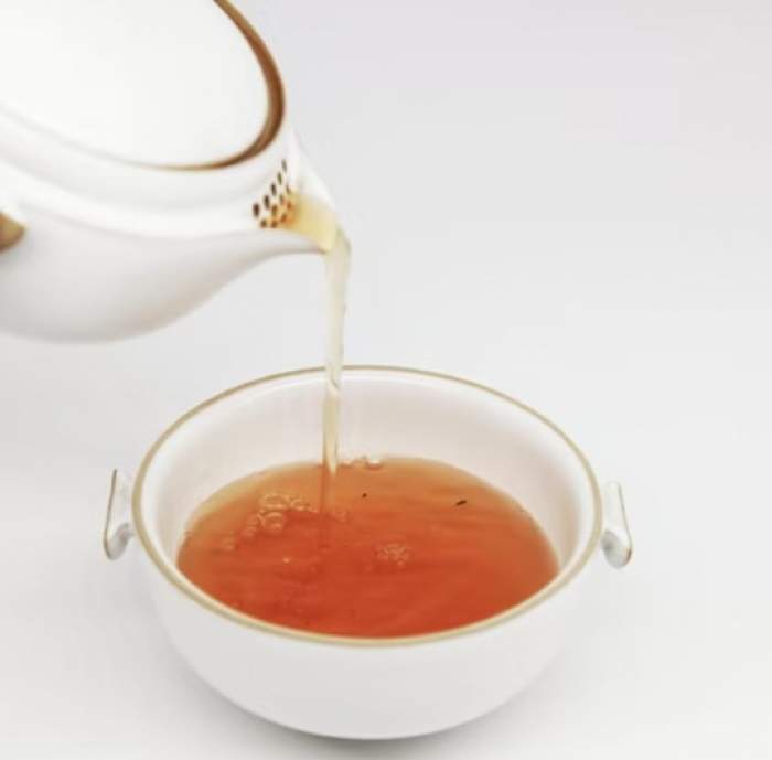 ceai pus în ceașcă din ceainic