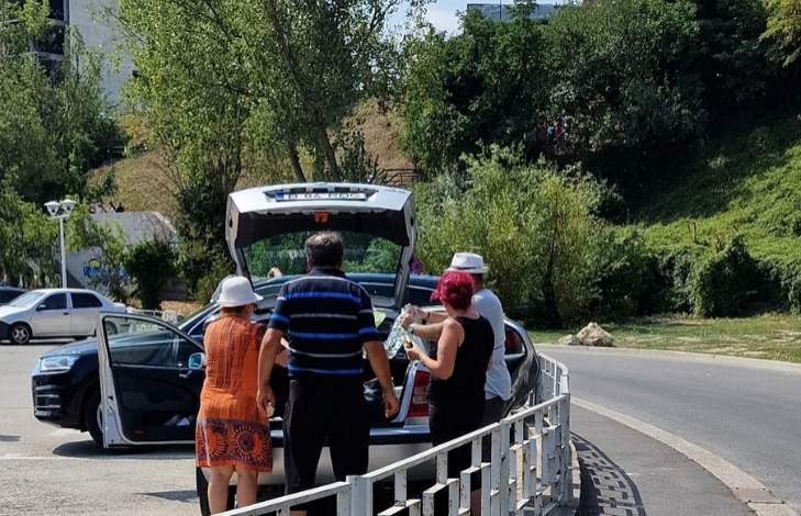 Imagini dure pe litoralul românesc! Turiștii vin cu butelia în concediu, fac ciorbă la hotel și mănâncă din portbagaj!