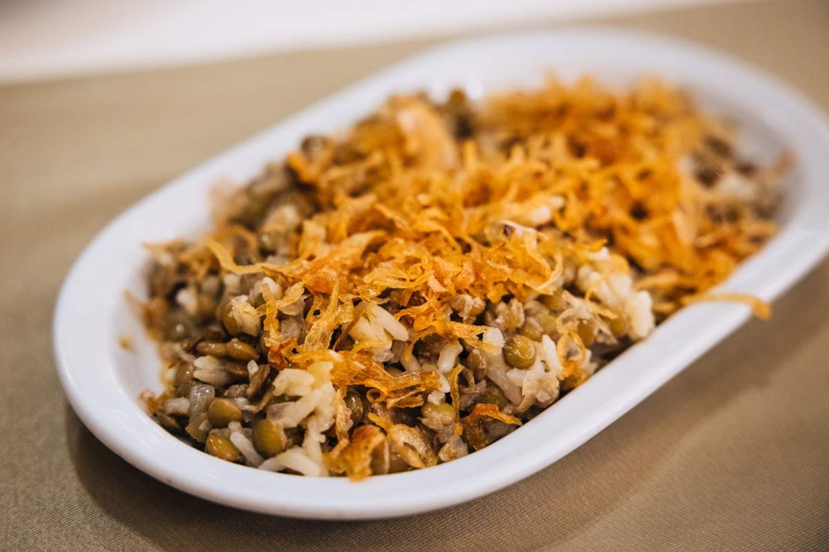 Rețetă Rețetă de Moudardara. Cea mai bună mâncare de linte cu orez și ceapă caramelizată