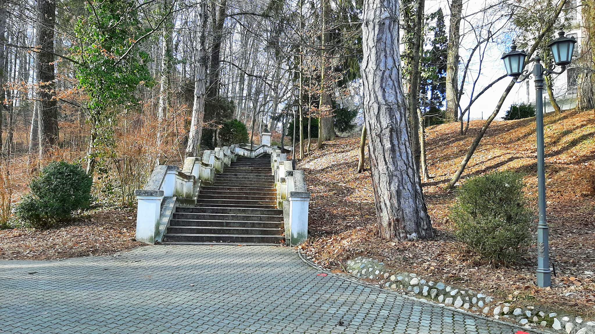 Stațiunea din România unică în lume. Ce se întâmplă cu turiștii care intră în apa de-aici. Locul e unul miraculos