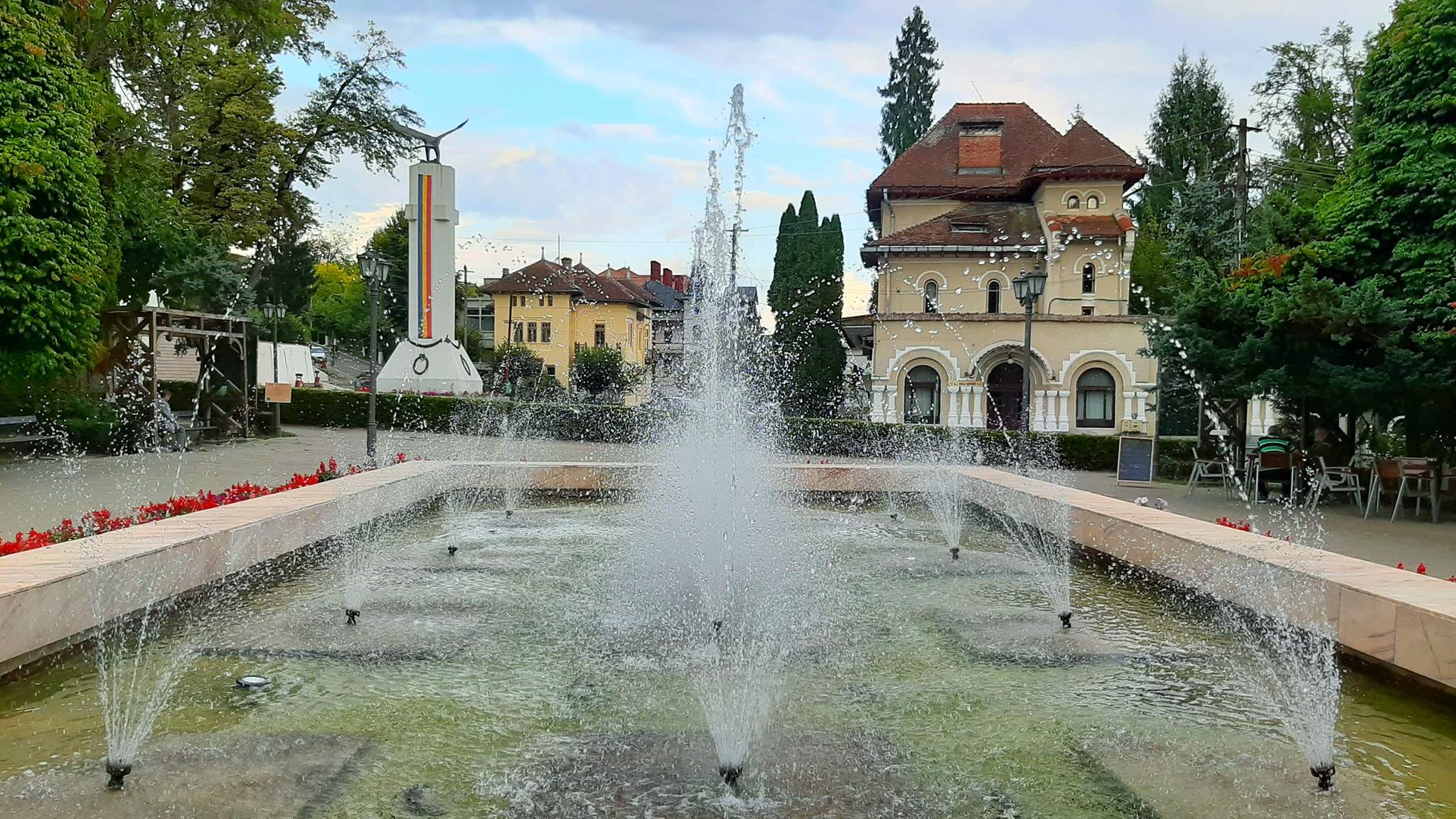 Stațiunea din România unică în lume. Ce se întâmplă cu turiștii care intră în apa de-aici. Locul e unul miraculos