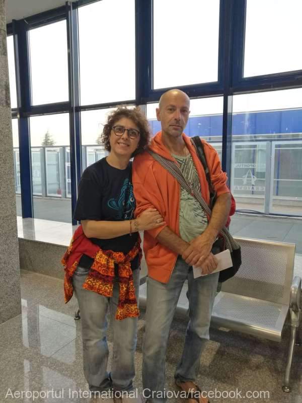 Doi italieni au aterizat la Craiova, din greșeală. Intenționau să meargă în vacanță în Cracovia: ”Descoperim o țară frumoasă” / FOTO 