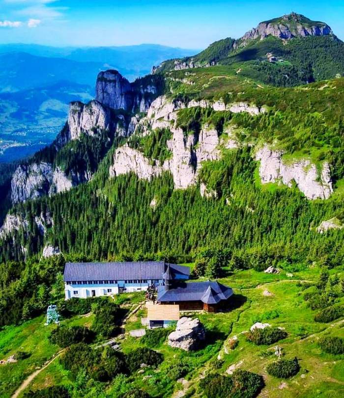 Locul din România pe care puțini turiști îl vizitează. Este un munte sfânt, cu un peisaj care îți taie răsuflarea. Tu ai știut de el? / FOTO