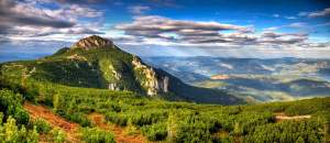 Locul din România pe care puțini turiști îl vizitează. Este un munte sfânt, cu un peisaj care îți taie răsuflarea. Tu ai știut de el? / FOTO