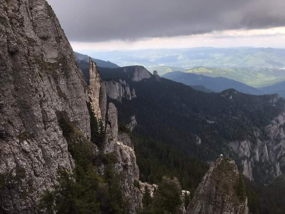 Locul din România pe care puțini turiști îl vizitează. Este un munte sfânt, cu un peisaj care îți taie răsuflarea. Tu ai știut de el? / FOTO