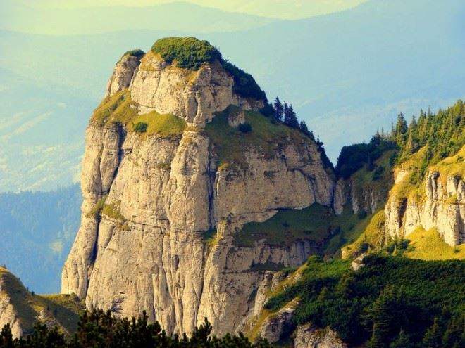 Locul din România pe care puțini turiști îl vizitează. Este un munte sfânt, cu un peisaj care îți taie răsuflarea. Tu ai știut de el? / FOTO