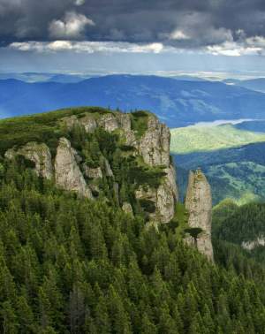 Locul din România pe care puțini turiști îl vizitează. Este un munte sfânt, cu un peisaj care îți taie răsuflarea. Tu ai știut de el? / FOTO