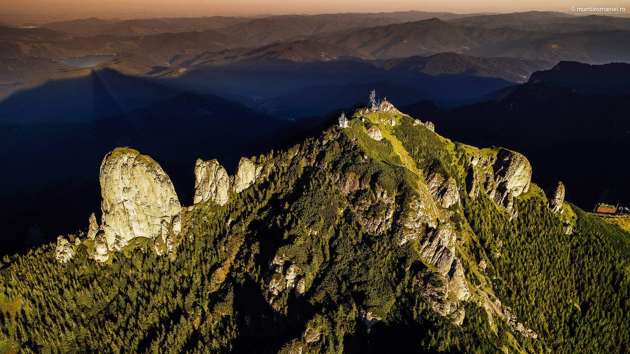 Locul din România pe care puțini turiști îl vizitează. Este un munte sfânt, cu un peisaj care îți taie răsuflarea. Tu ai știut de el? / FOTO