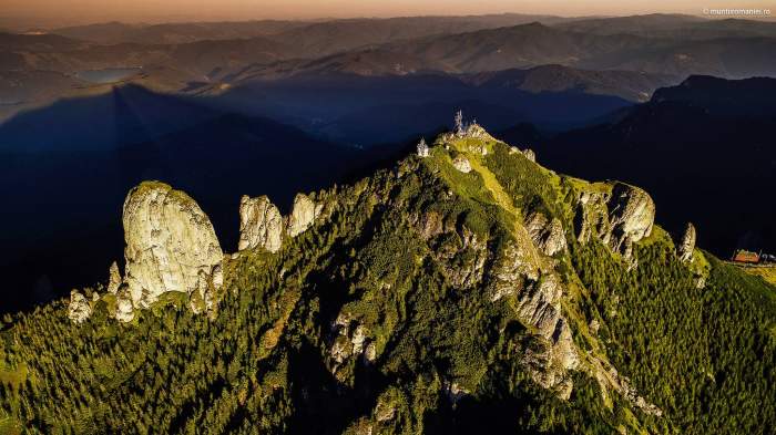 Locul din România pe care puțini turiști îl vizitează. Este un munte sfânt, cu un peisaj care îți taie răsuflarea. Tu ai știut de el? / FOTO