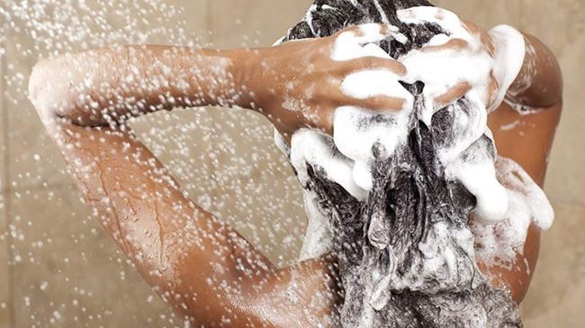 Ce se întâmplă dacă îți speli părul cu apă minerală. Tratamentul care se urmează minim 2 săptămâni