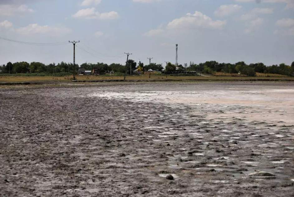 Aici urma să fie o stațiune în România, acum lacul, o adevărată comoară a naturii, a secat! Din apele miraculoase a rămas doar un câmp de cristale / FOTO