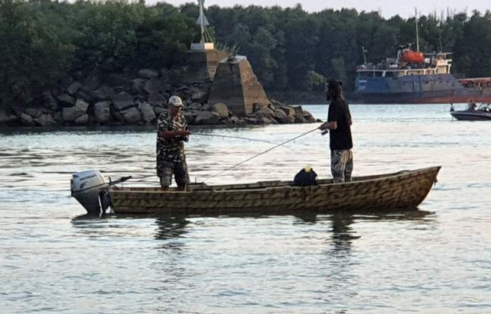 Scene neașteptate surprinse în orașul Ismail. Ucrainenii fac plajă printre ”aricii” anti-tanc. Ce spun pescarii români din zonă / FOTO