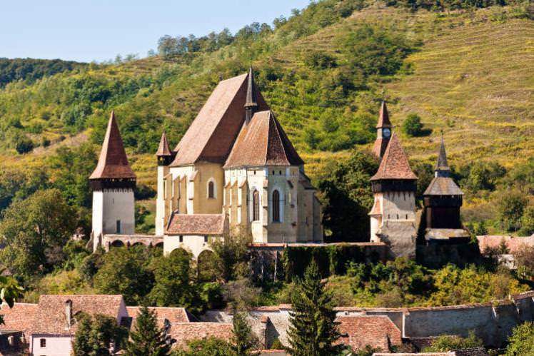 Locul din România unde găsești „Închisoarea îndrăgostiților”. Ce semnificație are biserica și ce legendă ascunde / FOTO